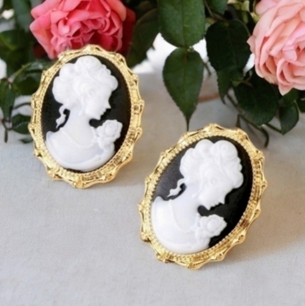 MODCLOTH CAMEO STUD EARRINGS 1